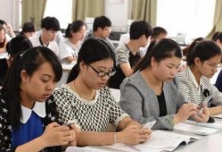 娱乐吃瓜酱大学生上课,揭秘大学生课堂上的“吃瓜”瞬间