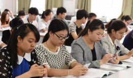 娱乐吃瓜酱大学生上课,揭秘大学生课堂上的“吃瓜”瞬间